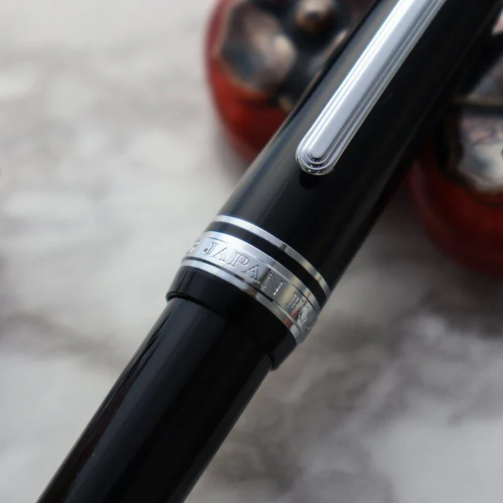 SAILOR PEN - Professional Gear Slim 14K Gold Nib Fountain Pen - Black and Silver